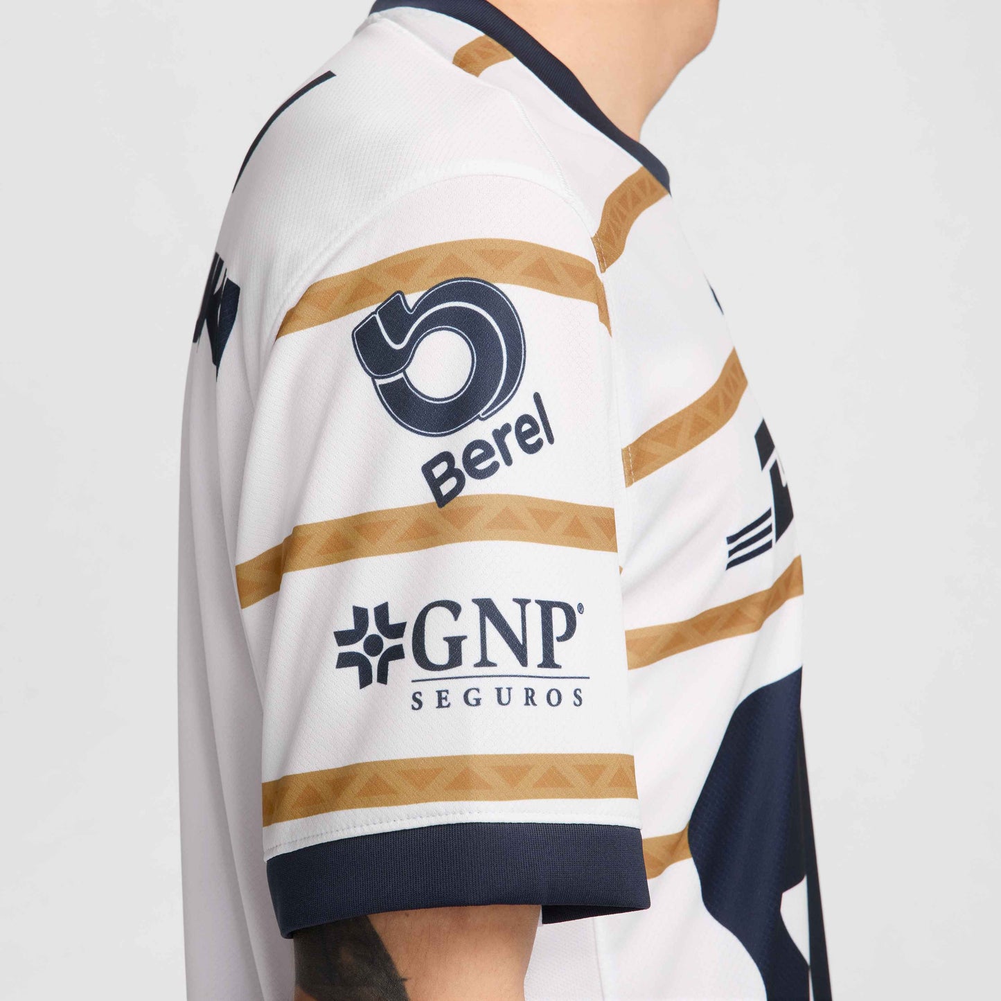 Sponsors en manga derecha del Jersey Nike Pumas UNAM de local 2024/25