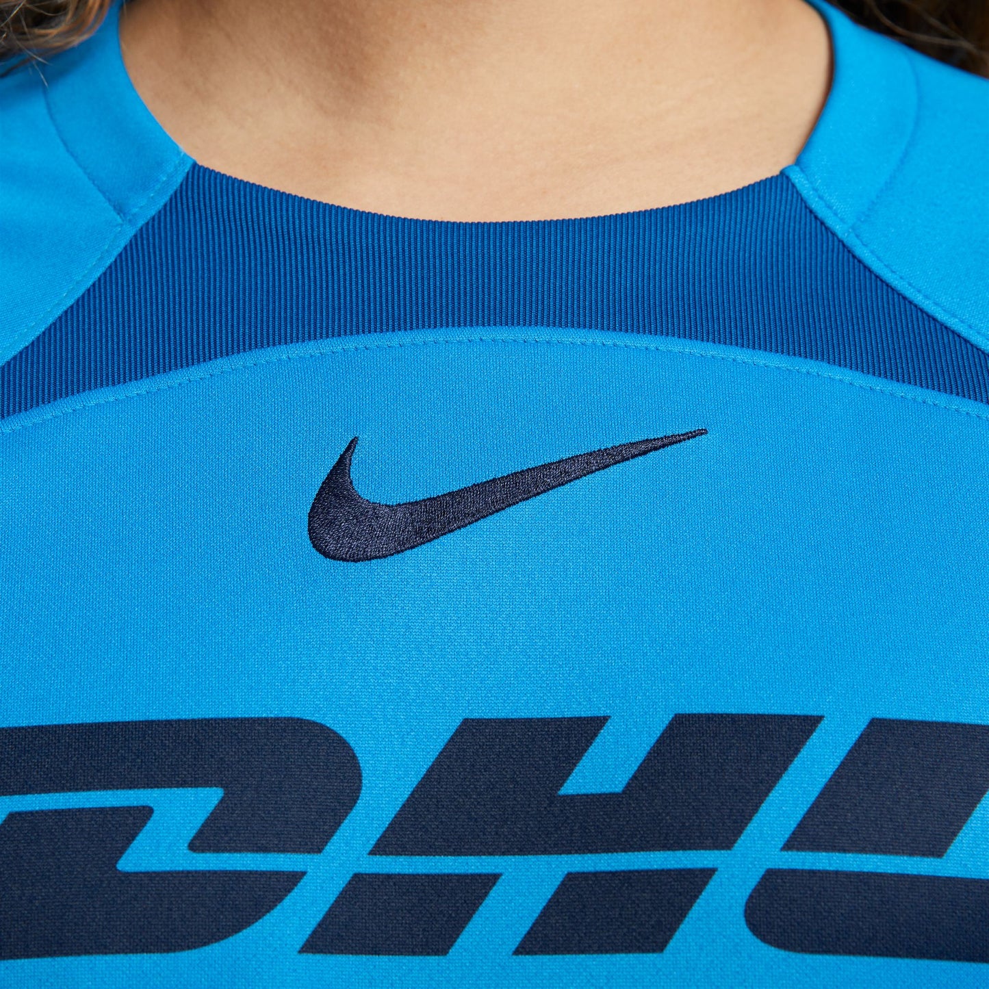 Logotipo de Nike bordado en el centro del pecho en el jersey de portero Pumas UNAM 2023/24