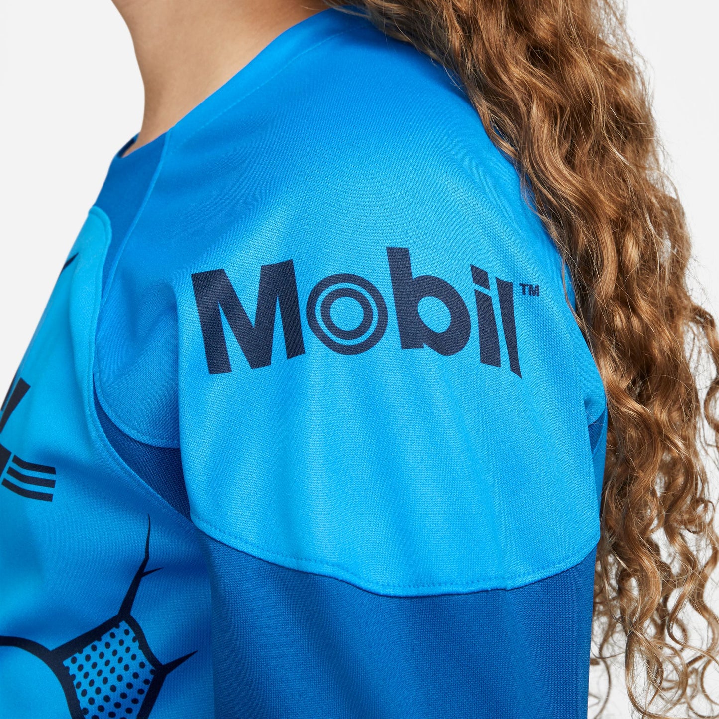 Patrocinador en manga izquierda del jersey de portero de Pumas UNAM 2023/24