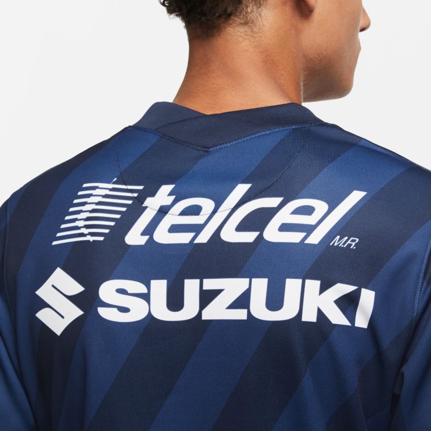 Acercamiento al patrón geométrico de franjas diagonales y tecnología Nike Breathe en el jersey de visitante Pumas 2020/21.