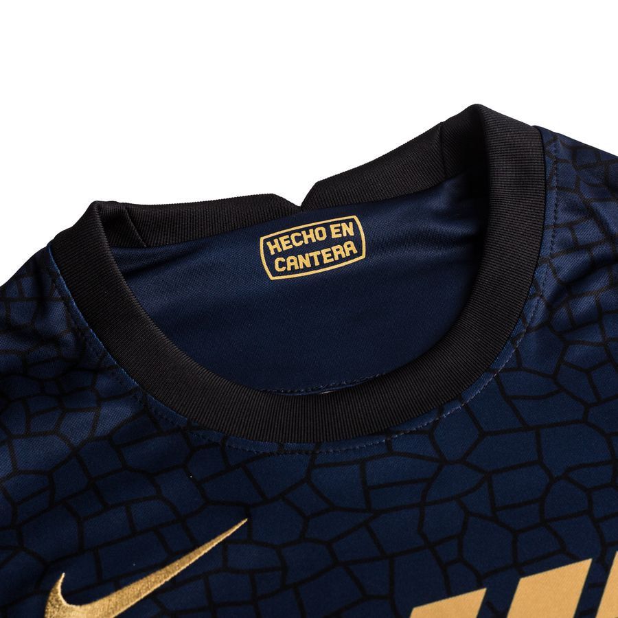 Detalle del cuello con franja tricolor universitaria y tecnología Nike Dri-FIT Jersey Pumas Visita