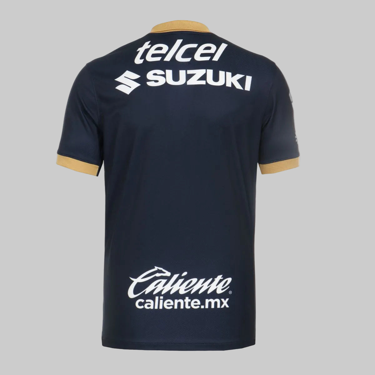 Panel trasero del jersey de visita Pumas 2024/25 con patrocinadores Telcel y Suzuki en la parte superior y Caliente en la zona baja.