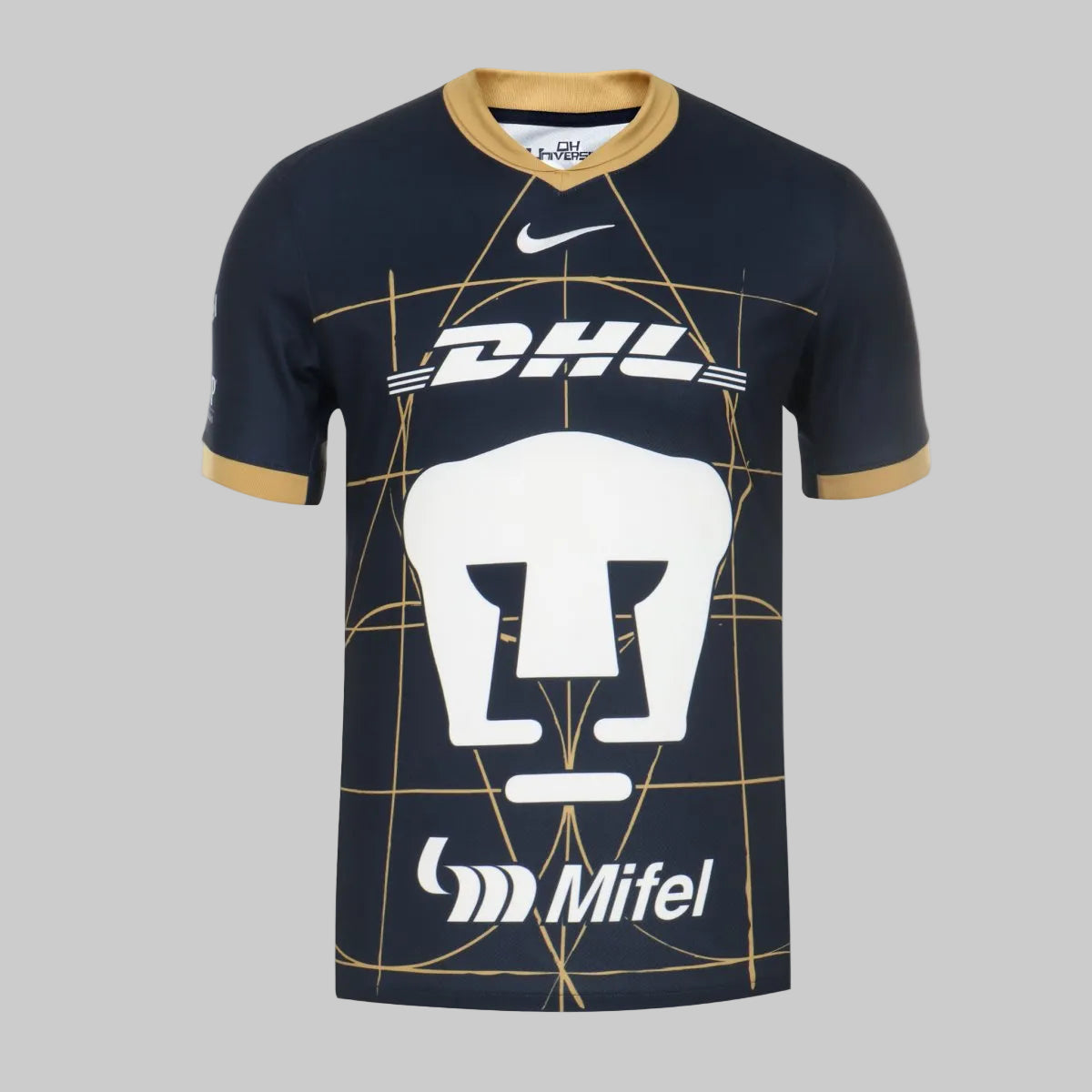 Primer plano del escudo del Club Universidad Nacional en blanco y logotipo de DHL termosellado sobre el patrón de líneas inspiradas en la arquitectura de la UNAM, solo en Futbol90MX