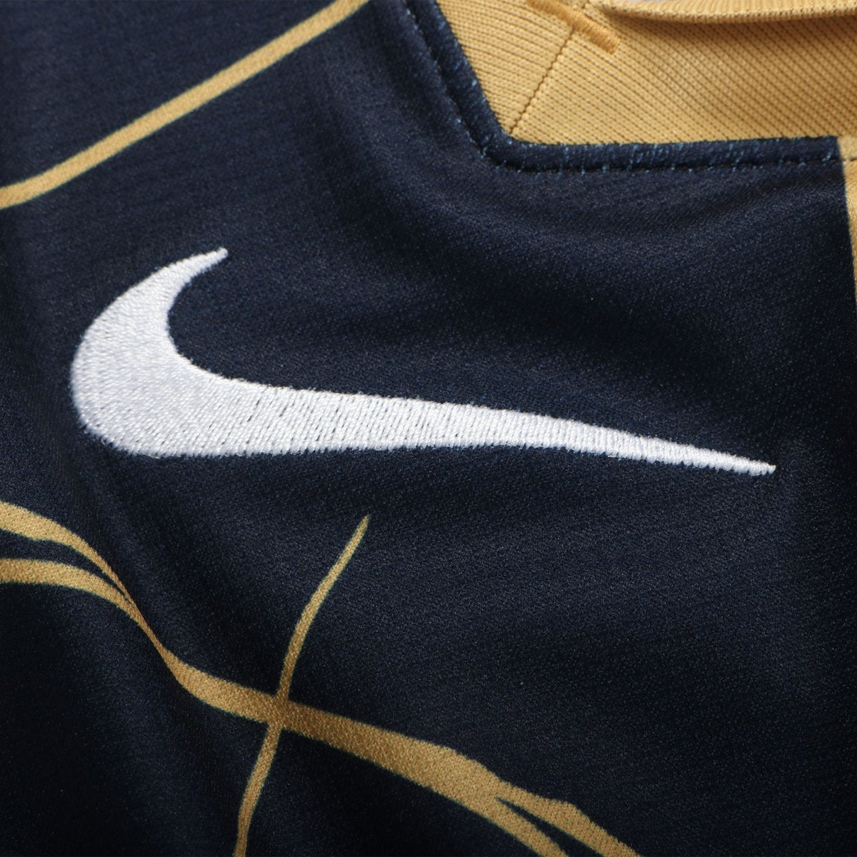Macro fotografía de la textura del tejido Nike Dri-FIT, mostrando las microperforaciones para la gestión de humedad y transpirabilidad.