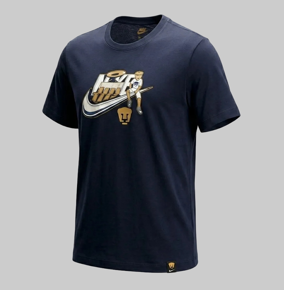 Vista en ángulo de la playera Nike Pumas UNAM FJ1710-451, destacando el corte 'Standard Fit' y la calidad del algodón premium.