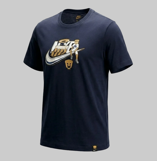 Vista en ángulo de la playera Nike Pumas UNAM FJ1710-451, destacando el corte 'Standard Fit' y la calidad del algodón premium.