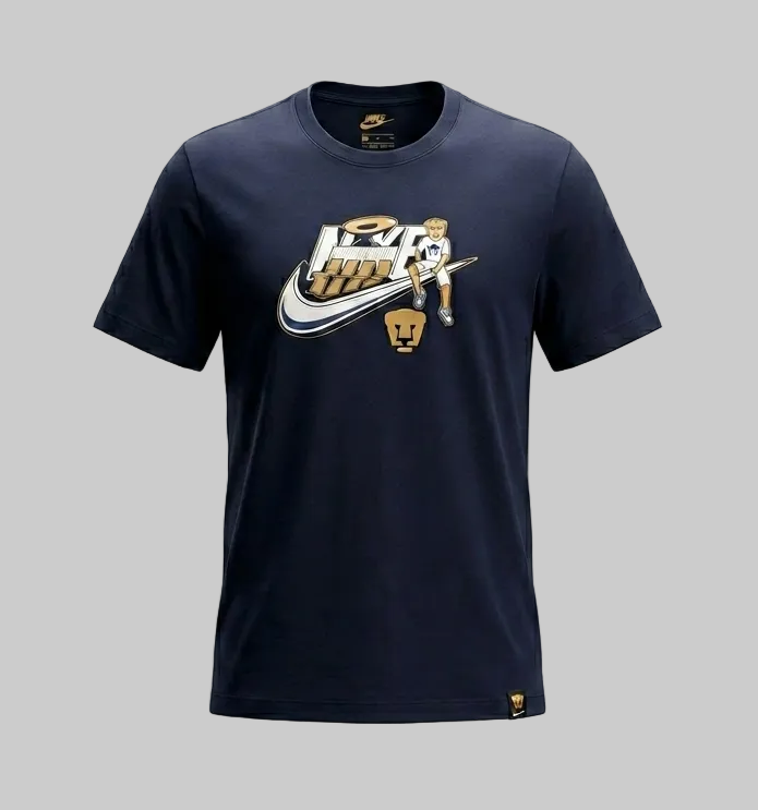 Playera casual Nike Pumas UNAM Futura temporada 2023/24, color azul marino (Obsidiana) con gráfico central de Goyo y Nike Futura.
