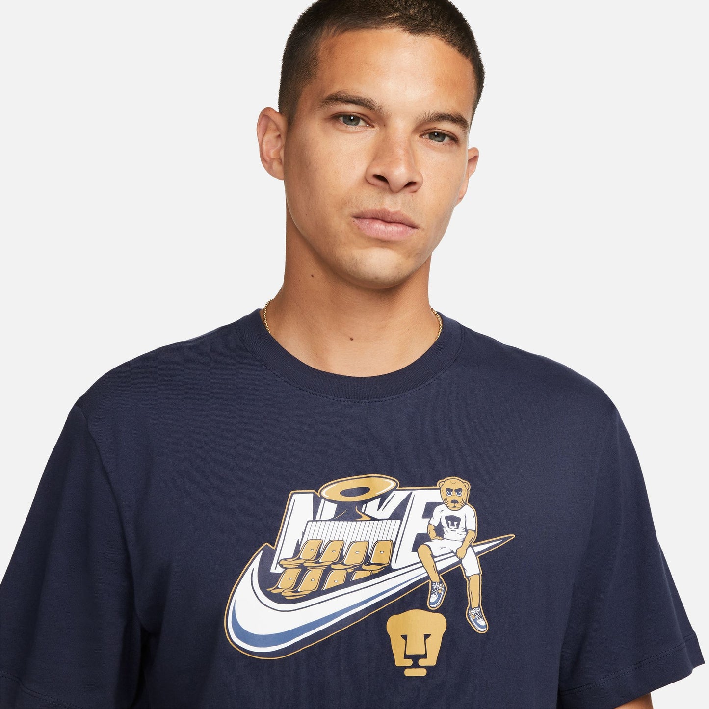 Acercamiento al logo Nike Futura con la mascota Goyo sentada en el Swoosh y el icónico Puma en color oro, temporada 23/24.
