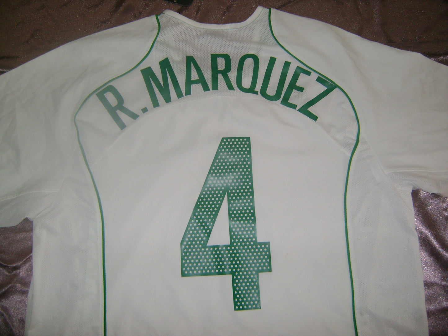 Acercamiento a la tipografia R. Marquez 4 del Jersey Nike Mexico de Visita Copa Confederaciones 2005.