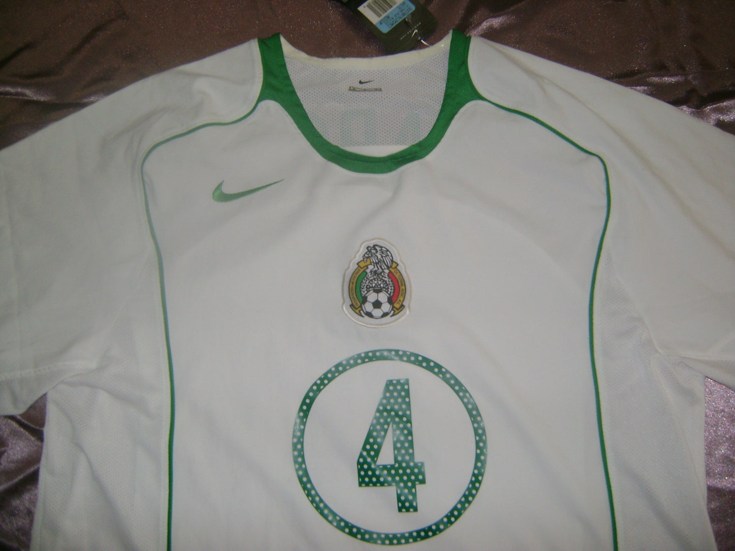 Primer plano del escudo de la Selección Mexicana y numero 4 en jersey Nike de visita, edición Copa Confederaciones 2005