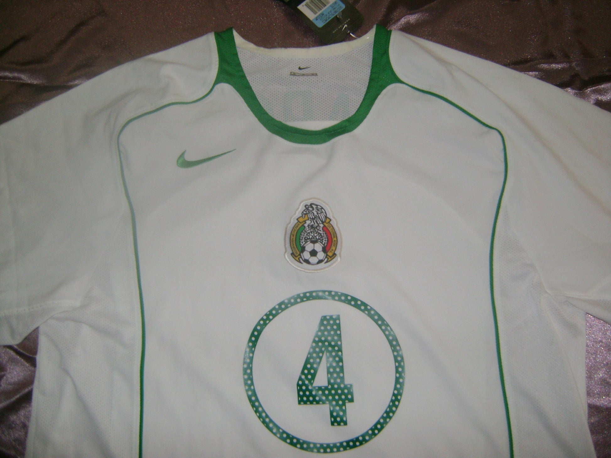 Primer plano del escudo de la Selección Mexicana y numero 4 en jersey Nike de visita, edición Copa Confederaciones 2005
