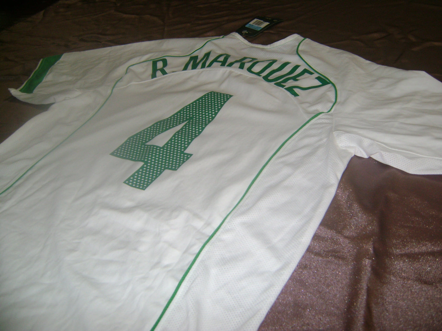 Vista lateral del la espalda del Jersey Nike de Mexico de Visita 2005 de Rafael Marquez # 4.