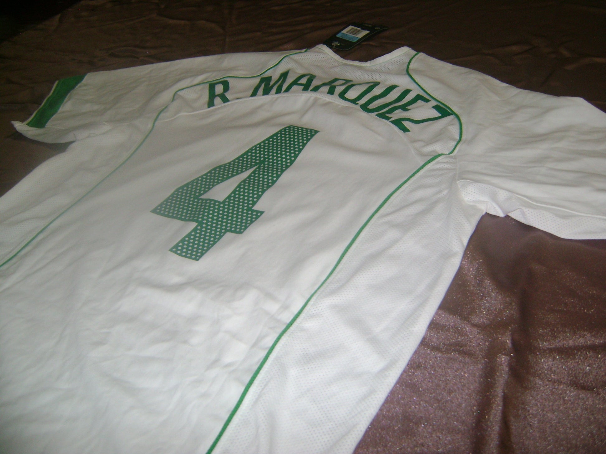 Vista lateral del la espalda del Jersey Nike de Mexico de Visita 2005 de Rafael Marquez # 4.