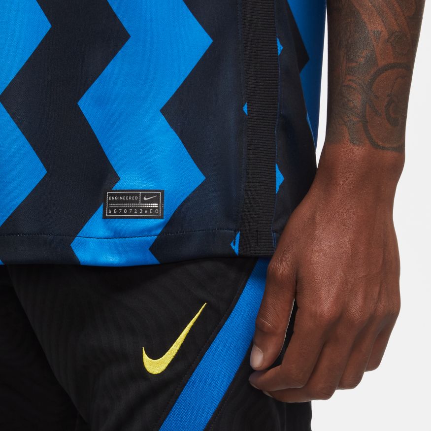 Acercamiento a la etiqueta de autenticidad Nike en el dobladillo del Jersey de Baggio de Inter MIlan UCL 2020-21