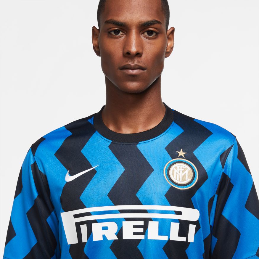 Detalle de alta resolución del pecho en la camiseta de Baggio del Inter de Milán UCL 2020/21. Se aprecia la calidad del escudo bordado, el 'Swoosh' de Nike y la textura técnica del tejido Dri-FIT en el diseño de zig-zag.