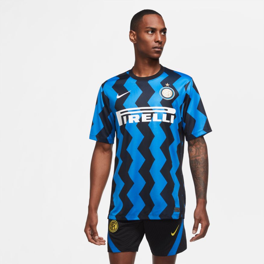 Enfoque detallado en el estampado frontal 'PIRELLI' de la camiseta local de Baggio del Inter UCL 2020/21. Muestra la precisión del acabado sobre el patrón azul y negro característico de la temporada.