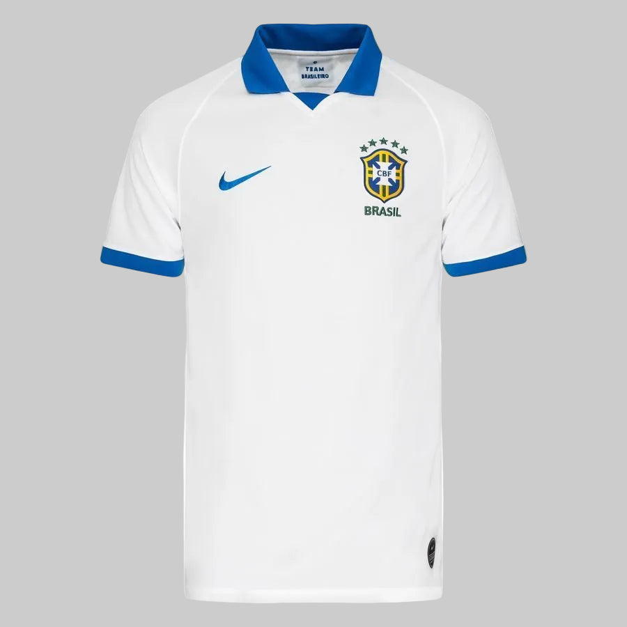Dorso del jersey de Brasil 2019 con la personalización oficial de FIRMINO y el número 20 en tipografía geométrica azul de Nike para la Copa América.