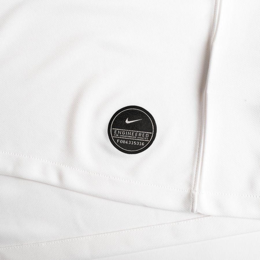 Foto de detalle de la etiqueta de autenticidad de Nike en la parte inferior, confirmando el estatus de producto oficial licenciado.
