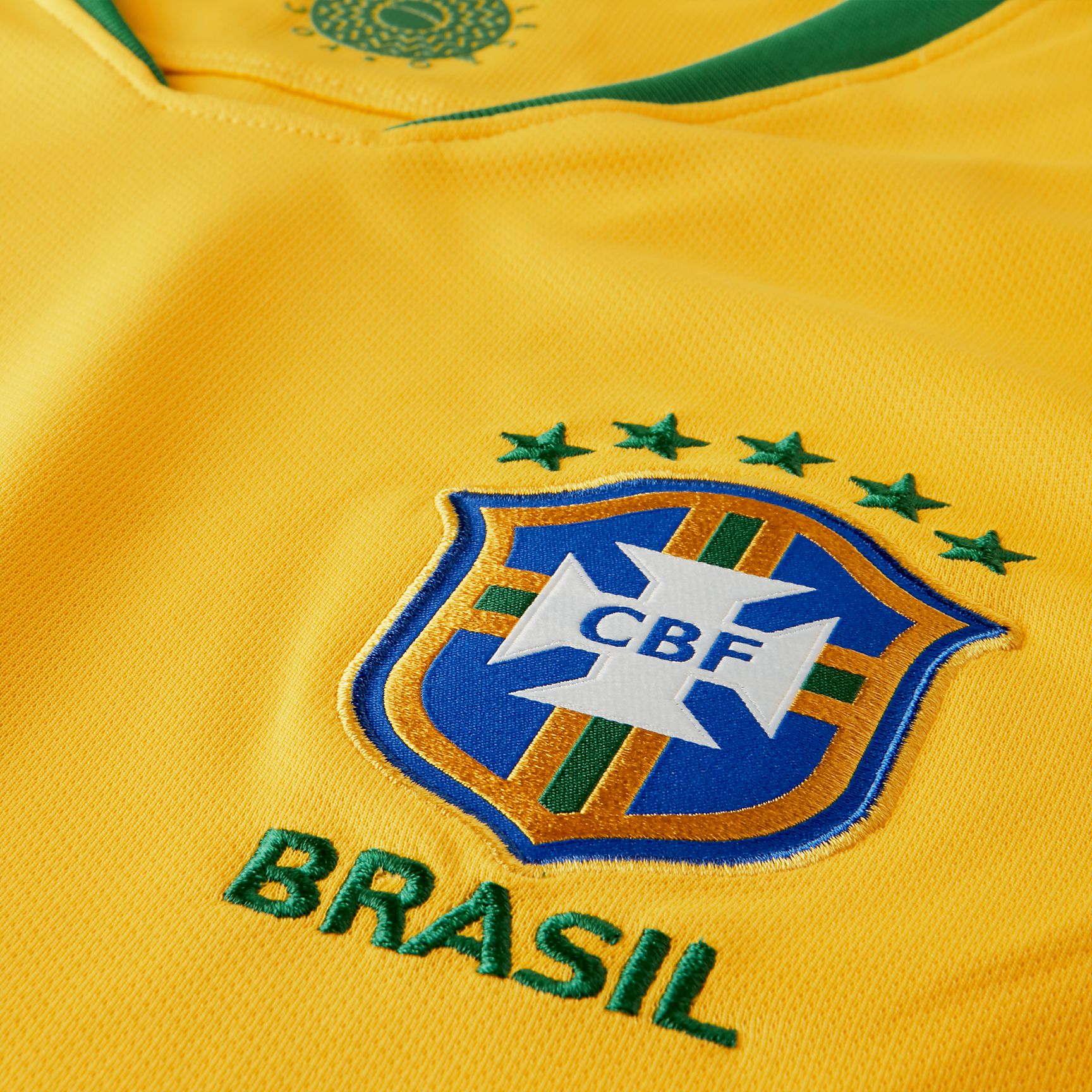 Close up al escudo bordado del jersey de Brasil 2018 