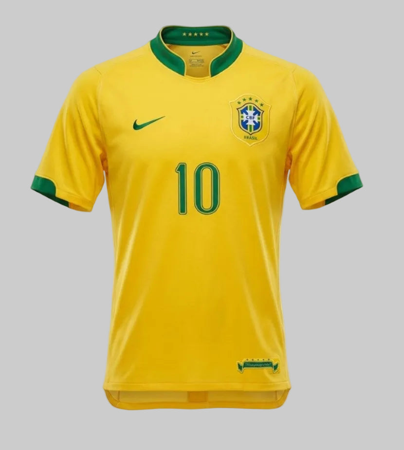 Vista frontal del jersey de Ronaldinho de Brasil Local Mundial 2006 mostrando la estructura del tejido técnico de alta competencia, stock Futbol90MX