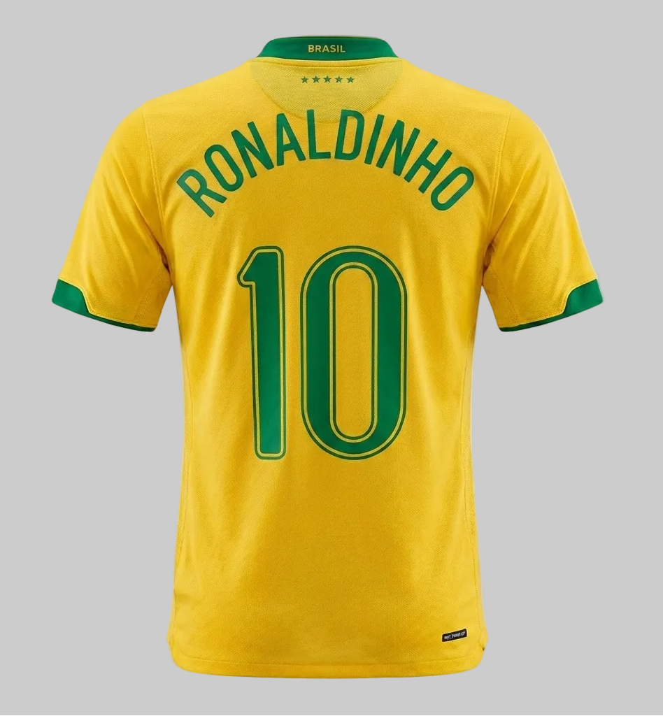 Vista detallada de la espalda del jersey de Brasil Mundial 2006 con el estampado oficial de Ronaldinho y número 10, stock Futbol90MX