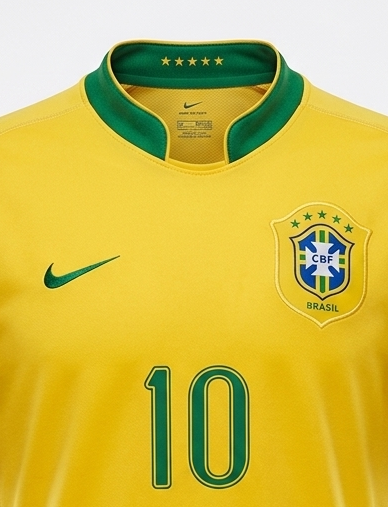Primer plano del escudo de la Confederación Brasileña de Fútbol y tecnología Nike en el jersey de local Mundial 2006, en Futbol90MX