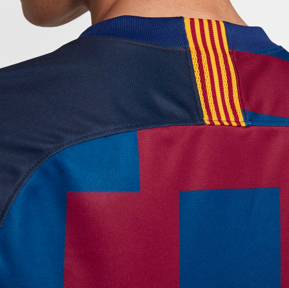 Detalle del cuello redondo y acabado posterior con la Senyera en el jersey Nike Ronaldinho FC Barcelona 20 Anni Mashup Local (Ref. 943025-456) en Futbol90MX