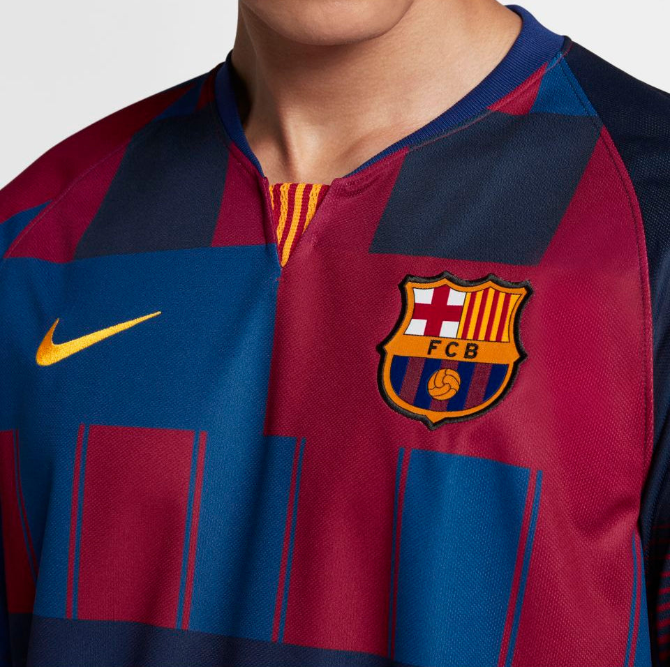 Vista del escudo bordado del FC Barcelona y el logotipo Nike en el jersey 20 anni Mashup Legends Home 1999 2019 de Ronaldinho (Ref. 943025-456) en la Historical Archive Boutique de Futbol90MX