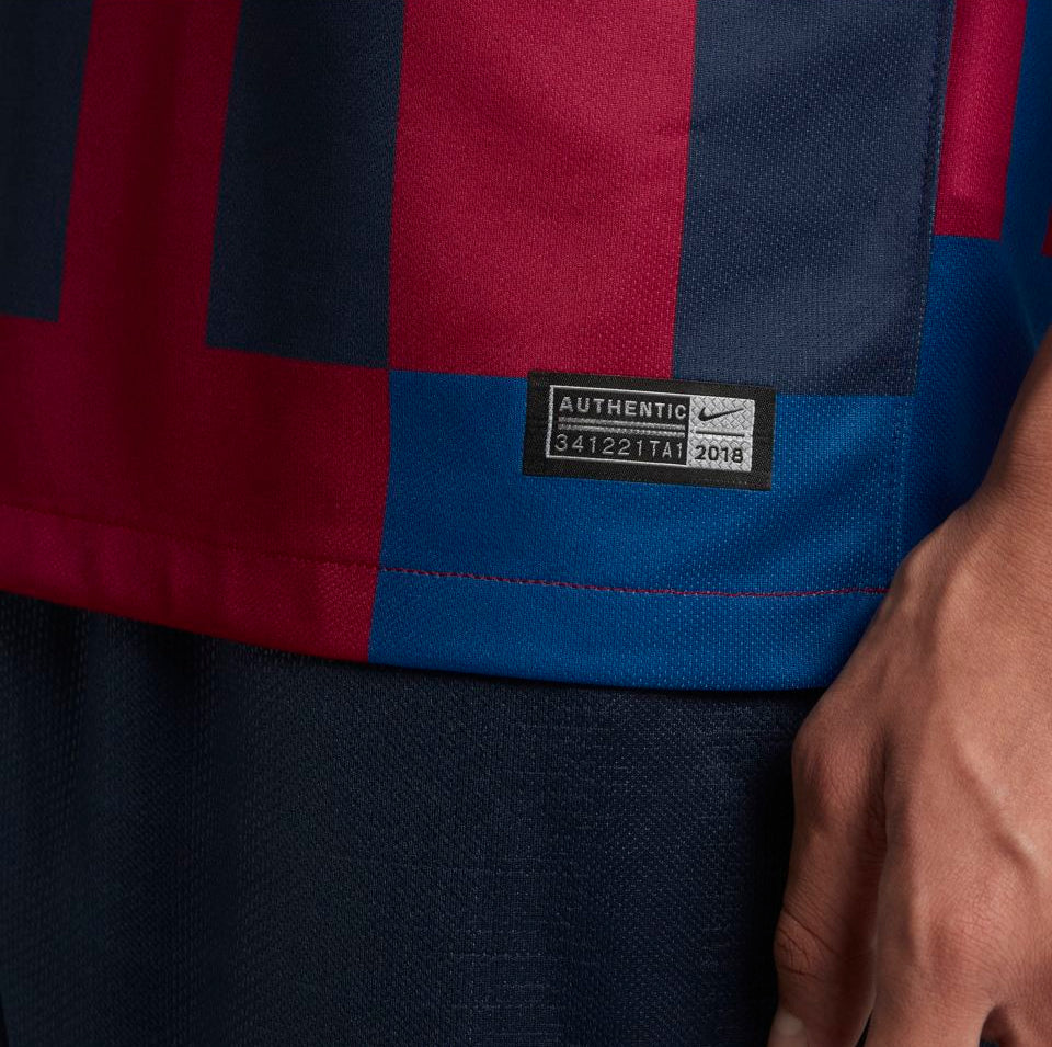 Vista de la etiqueta de autenticidad en el dobladillo inferior del jersey Nike Ronaldinho FC Barcelona 20 anni mashup legends local 1999 2019 (Ref. 943025-456) en Futbol90MX.