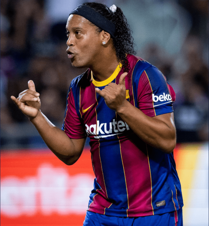 Ronaldinho haciendo su icónico gesto con las manos durante un partido vistiendo el jersey Nike FC Barcelona de casa 2020/21 en Futbol90MX