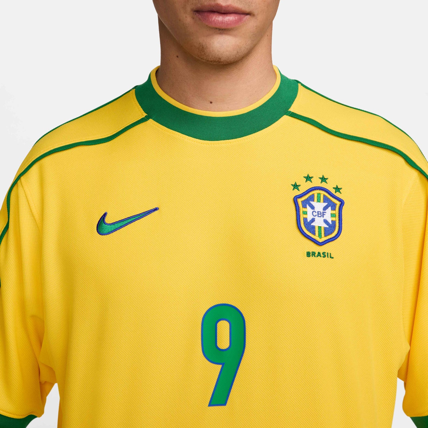 Acercamiento al cuello redondo, nike logo y escudo de Brasil bordados y numero 9 en el pecho del Jersey de Ronaldo Brasil Mundial 1998, en Futbol90MX