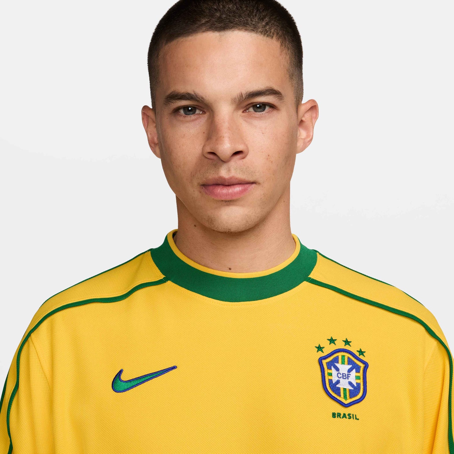Acercamiento al cuello redondo con detalle en amarillo en el Jersey de Ronaldo Brasil Mundial 1998, nike IB1155-741