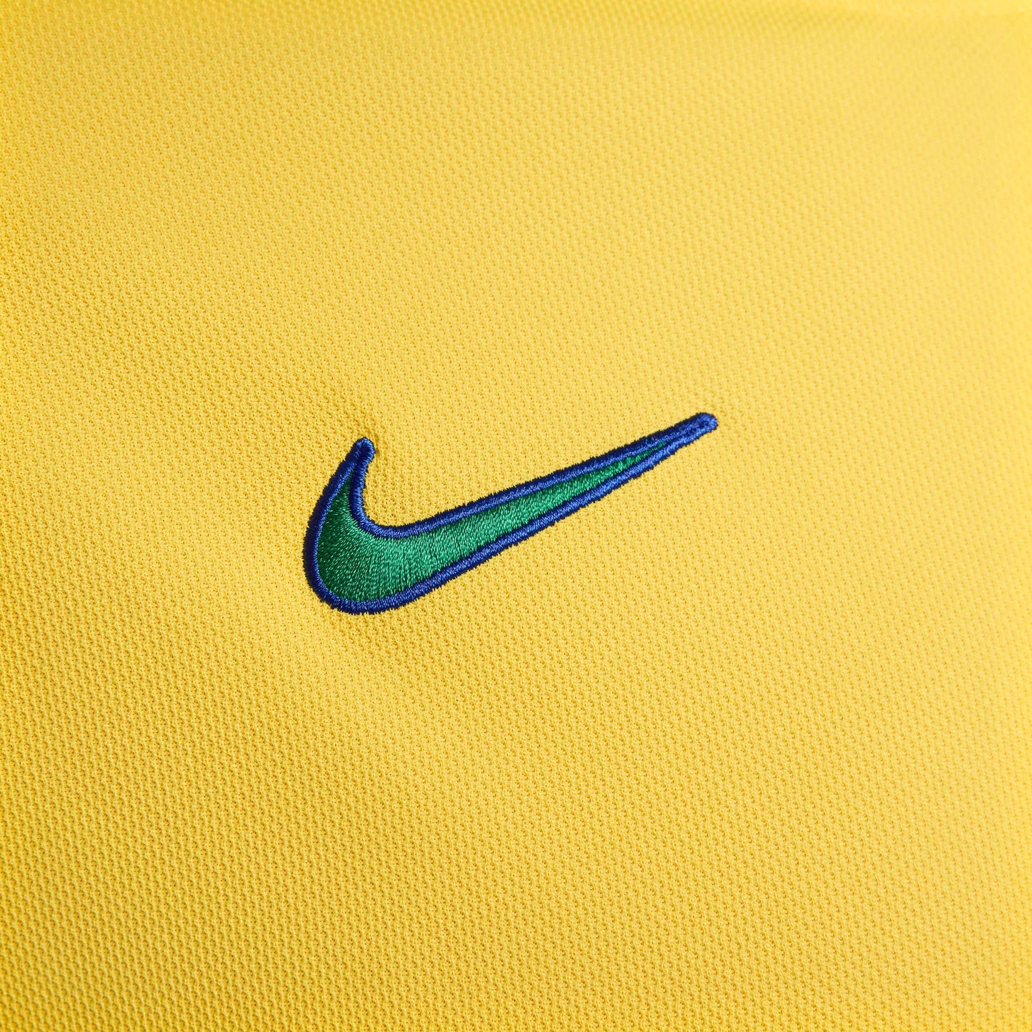 Acercamiento al logo de Nike bordado en el Jersey de Brasil Local Mundial 1998 de Ronaldo