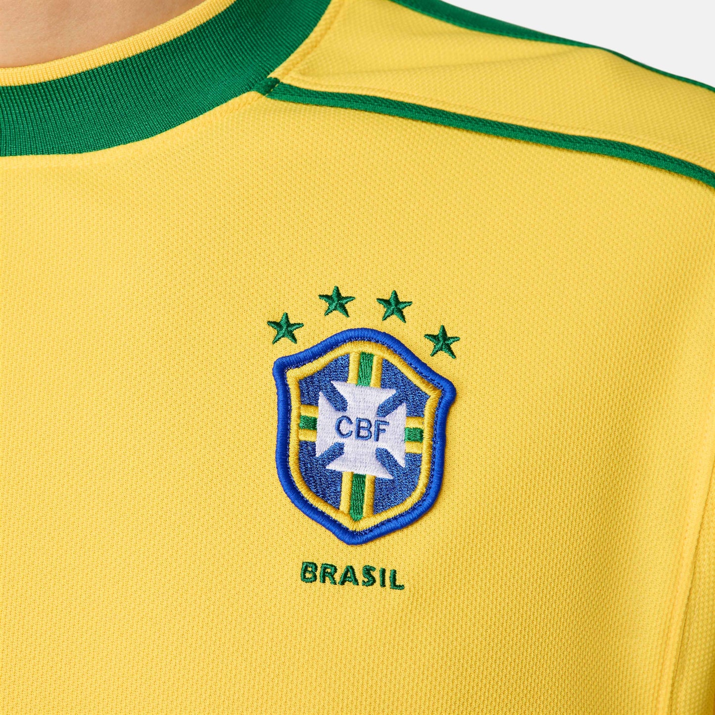 Acercamiento al escudo de Brasil con 4 estrellas, bordado en el Jersey de  Local Mundial FIFA 1998 de Ronaldo