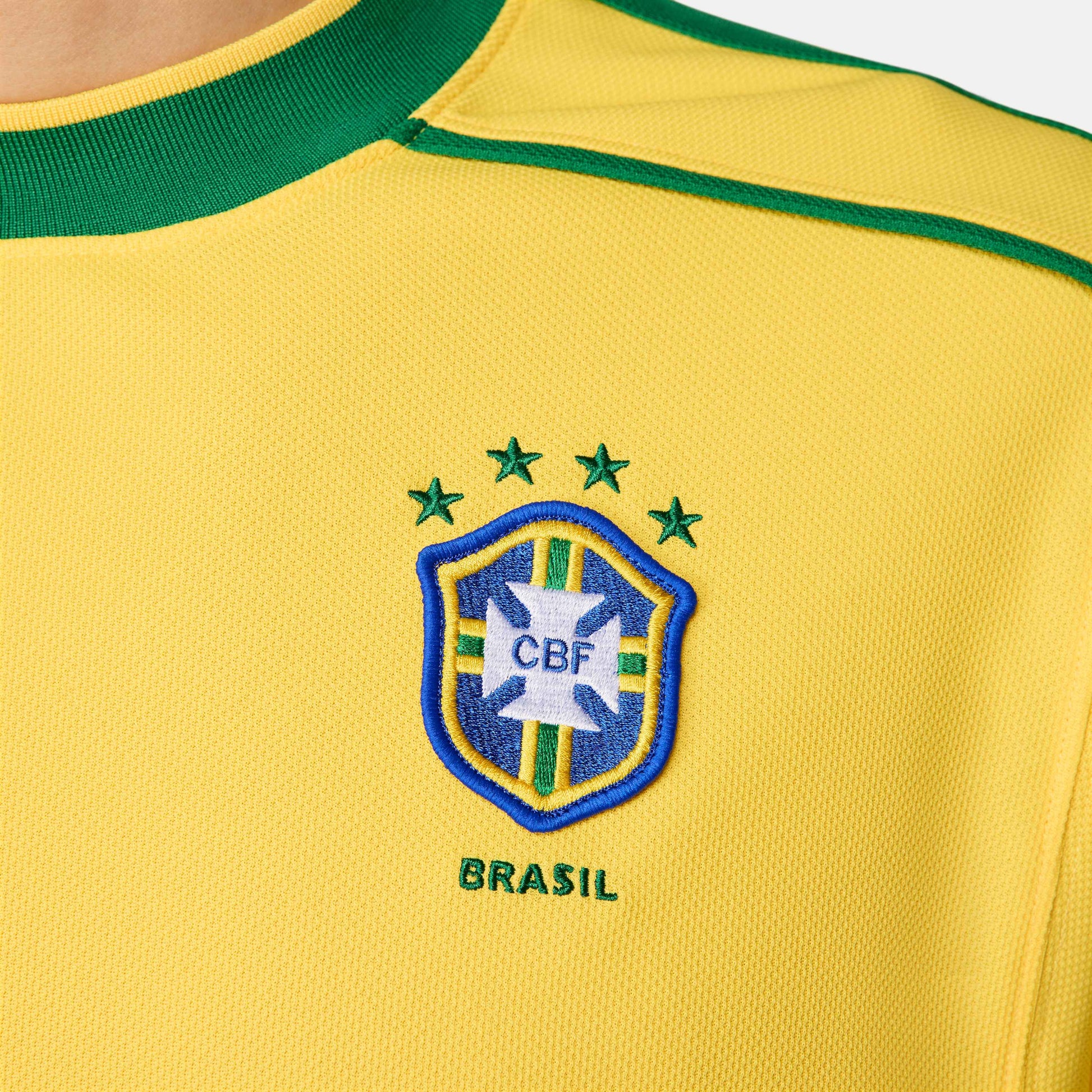 Acercamiento al escudo de Brasil con 4 estrellas, bordado en el Jersey de  Local Mundial FIFA 1998 de Ronaldo