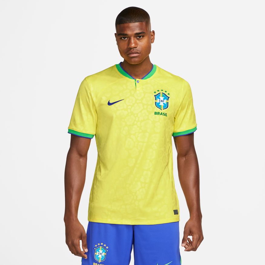 Detalle macro de la textura técnica jacquard inspirada en el jaguar, tejido Dri-FIT auténtico del jersey de Brasil 2022 de la Legend Series.