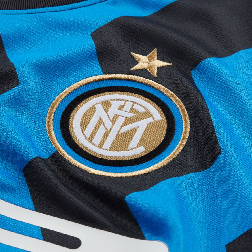 Escudo bordado del Inter de Milán en la camiseta local UCL 2020-21 de Ronaldo, detalle de alta calidad.