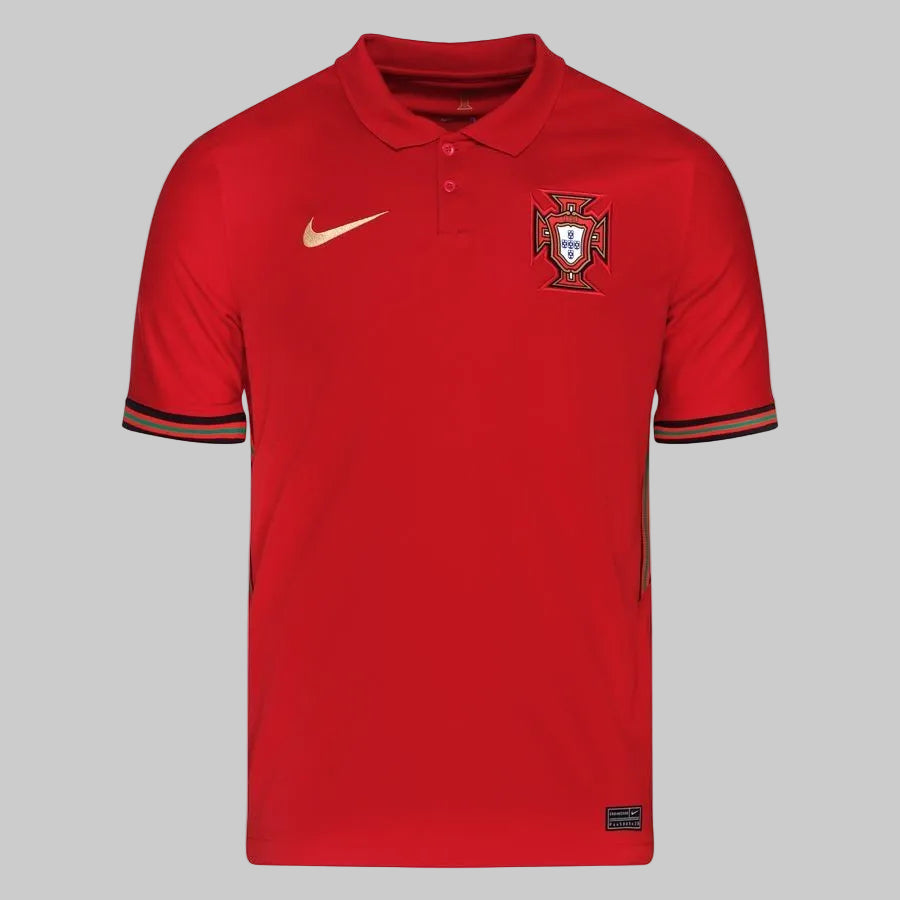 Jersey local Portugal Euro 2020 versión Stadium con cuello polo y parche de Campeón Nations League 2019.