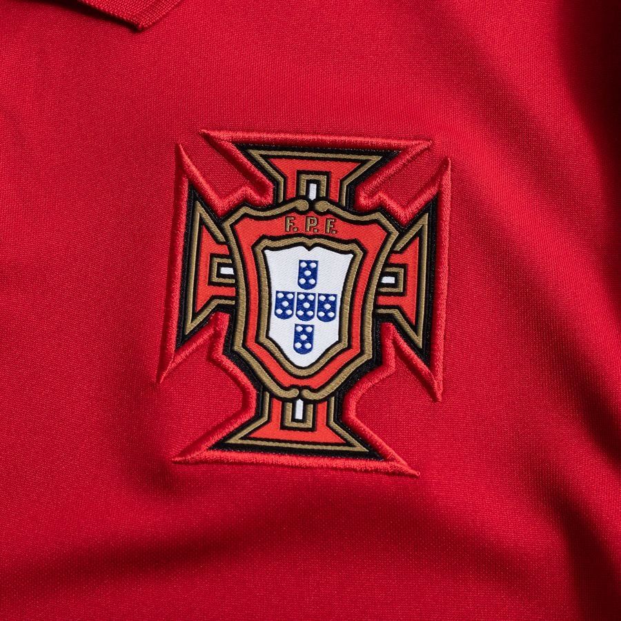 Escudo de Portugal bordado y parche central UEFA European Champions 2016 sobre tejido Nike Breathe.