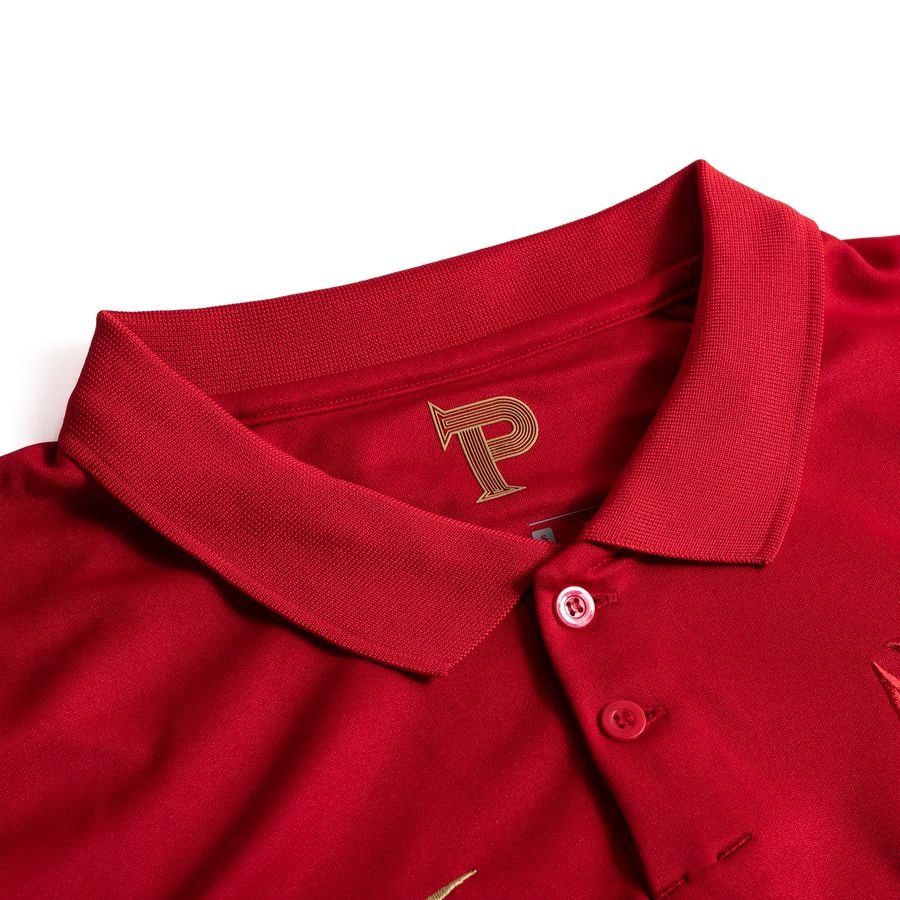 Cuello polo con botones y grabado interior dorado "P" en jersey original de Cristiano Ronaldo.