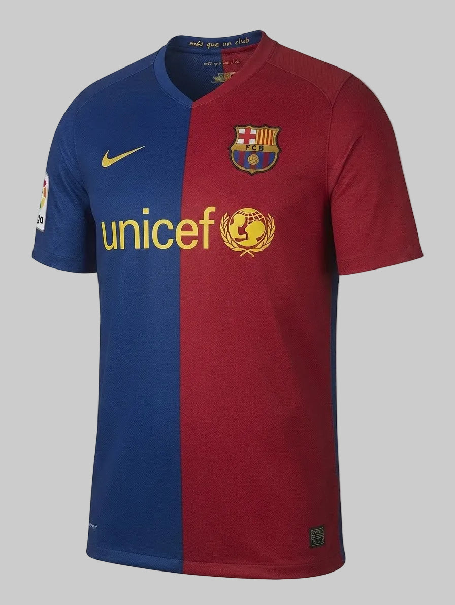 Primer plano del logotipo de UNICEF en color amarillo, centrado prominentemente en el pecho del jersey de Samuel Eto'o de local del FC Barcelona 2008/09 (Ref. 286784-655), con detalle de la tela, en Futbol90MX