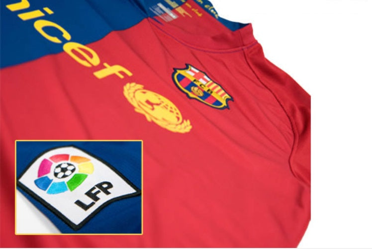 Detalle del pecho con el escudo del club, el logotipo de UNICEF y la manga izquierda con el parche oficial de la LFP del jersey de Eto'o de local del FC Barcelona 2008/09, codigo 286784-655, en Futbol90MX