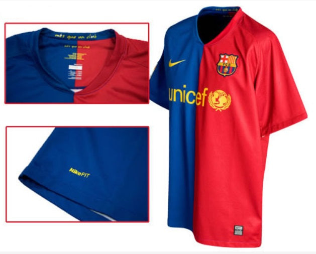 Detalles en primer plano de la etiqueta interior del cuello con el lema y la manga con el logotipo NikeFIT del jersey de local de Eto'o del FC Barcelona 2008/09, stock Futbol90MX