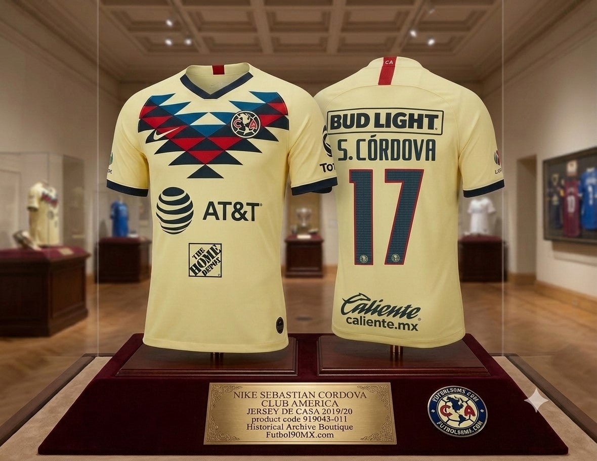 Exhibición en vitrina de museo de la Historical Archive Boutique de Futbol90MX mostrando el jersey Nike Club América local 2019/20 edición Sebastián Córdova #17 (Art. AJ5527-707).