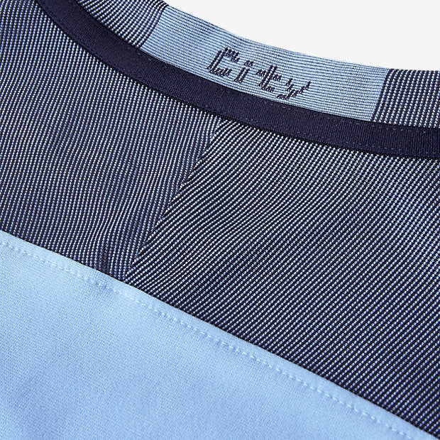 Detalle de la textura del tejido técnico AeroSwift en el cuello posterior del jersey Nike Manchester City Vapor Match de casa 2016/17 de Kun Aguero (Ref. 776905-489) en Futbol90MX