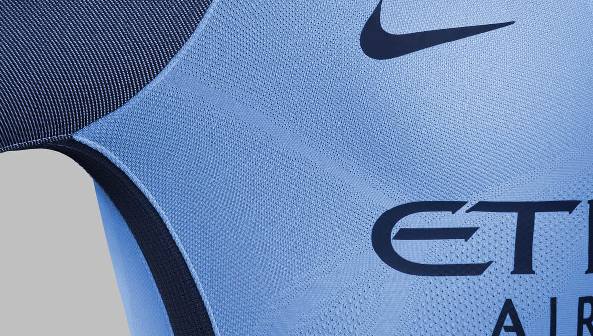 Detalle de los paneles laterales de ventilación dinámica en el jersey Nike Manchester City Vapor Match de Sergio Kun Agüero 2016/17 en Futbol90MX