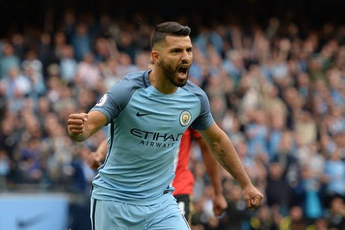 Sergio Kun Agüero celebrando con el jersey Nike Manchester City Authentic Vapor Match de casa 2016/17 en Futbol90MX