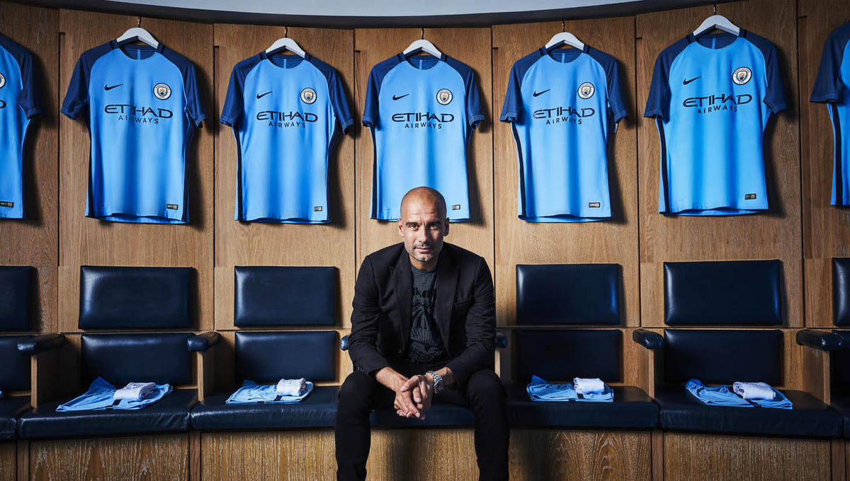 Pep Guardiola en el vestidor junto al jersey Nike Manchester City Authentic Vapor Match de casa 2016/17 (Ref. 776905-489) en la Historical Archive Boutique de Futbol90MX