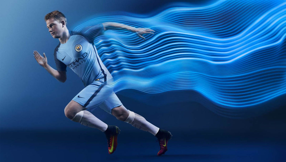 Kevin De Bruyne luciendo el jersey Nike Manchester City Authentic Vapor Match de casa 2016/17 (Ref. 776905-489) en Futbol90MX
