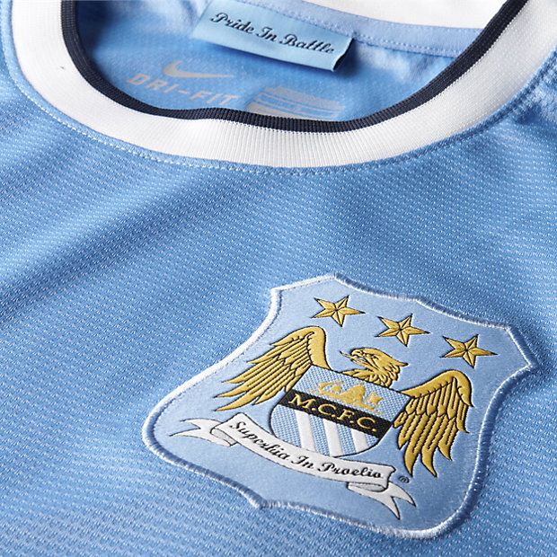 Escudo histórico bordado del Manchester City (1997-2016) en jersey de local.